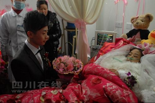 В провинции Сычуань в больничной палате мужчина взял в жены девушку с раковым заболеванием