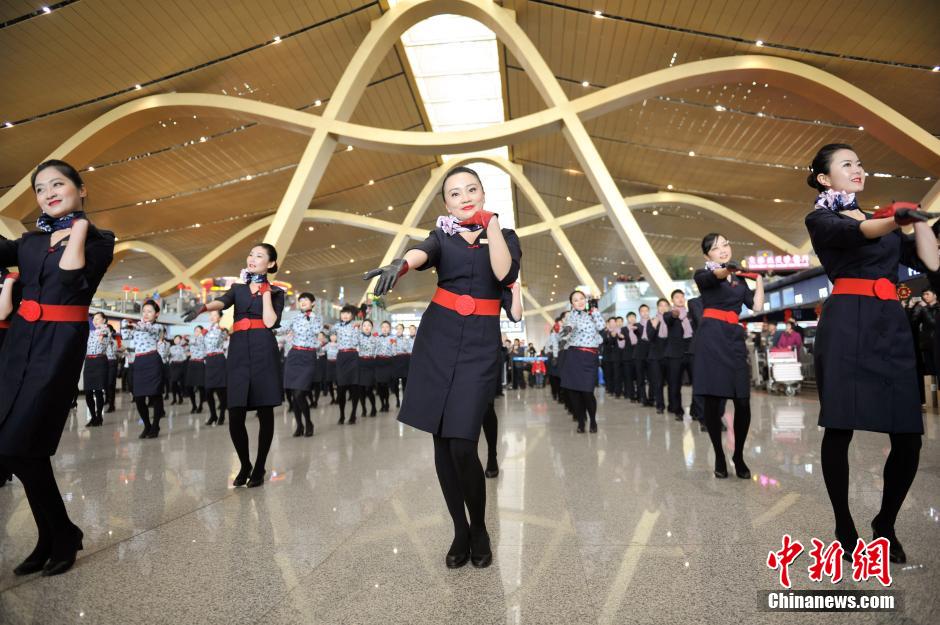 В аэропорту г.Куньмин прошел потрясающий танцевальный флэшмоб (4)