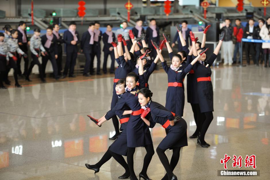 В аэропорту г.Куньмин прошел потрясающий танцевальный флэшмоб (2)