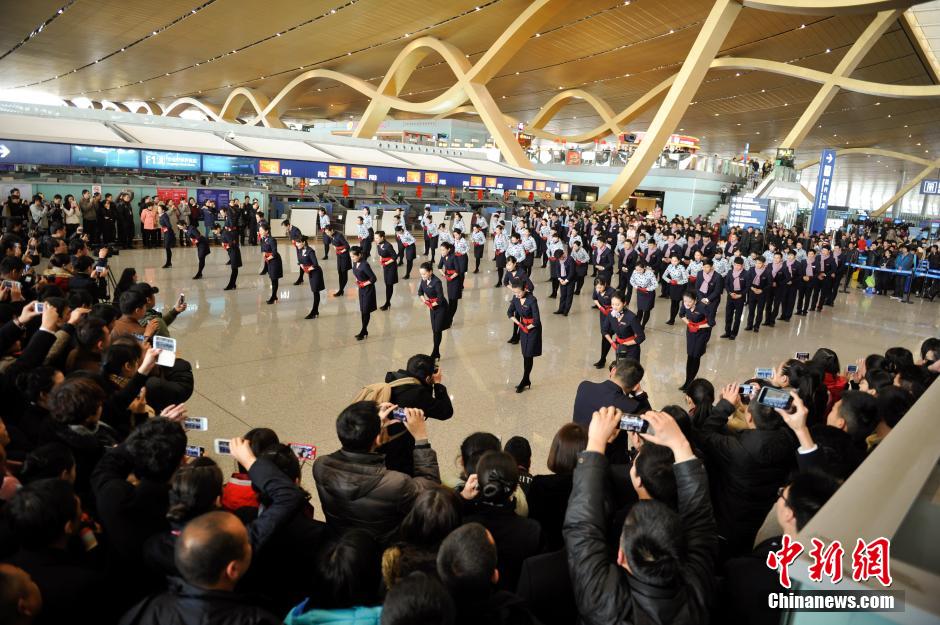 В аэропорту г.Куньмин прошел потрясающий танцевальный флэшмоб (5)