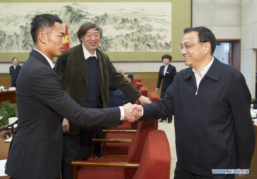Премьер Госсовета КНР Ли Кэцян провел встречу с согражданами (2)