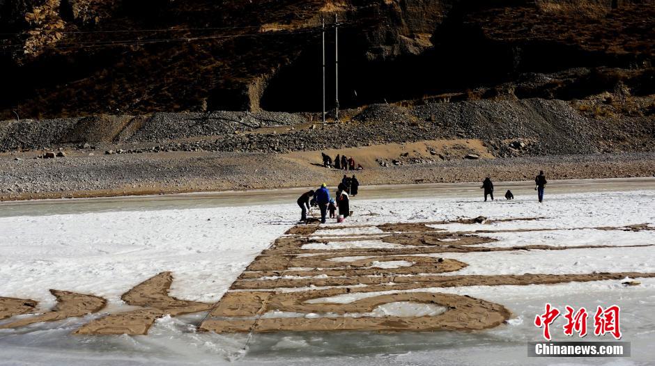 Тибетцы написали «заклинание» на замерзшей поверхности реки (7)