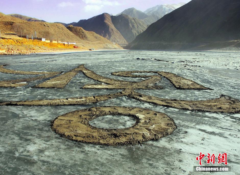 Тибетцы написали «заклинание» на замерзшей поверхности реки (4)