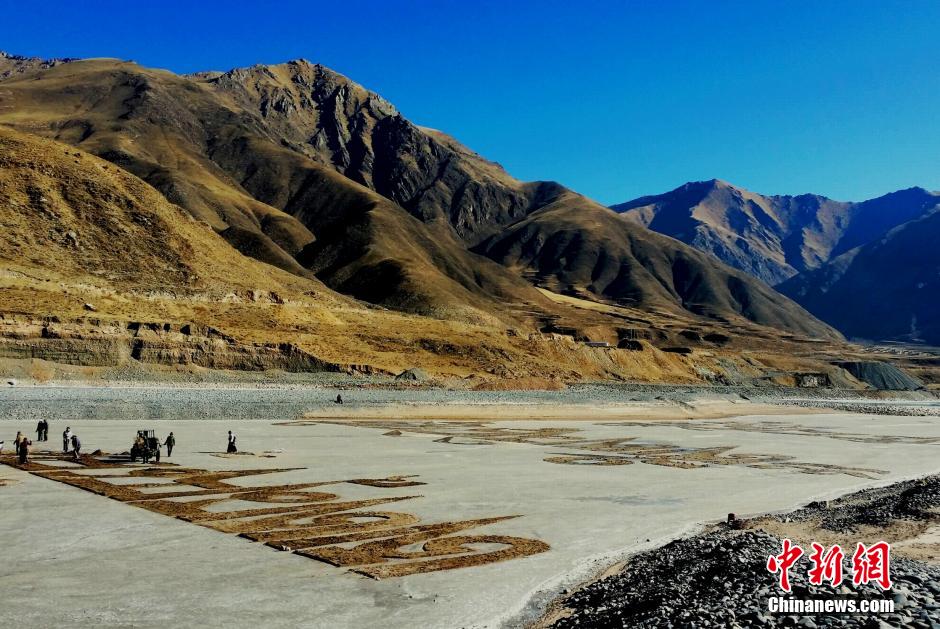 Тибетцы написали «заклинание» на замерзшей поверхности реки (2)