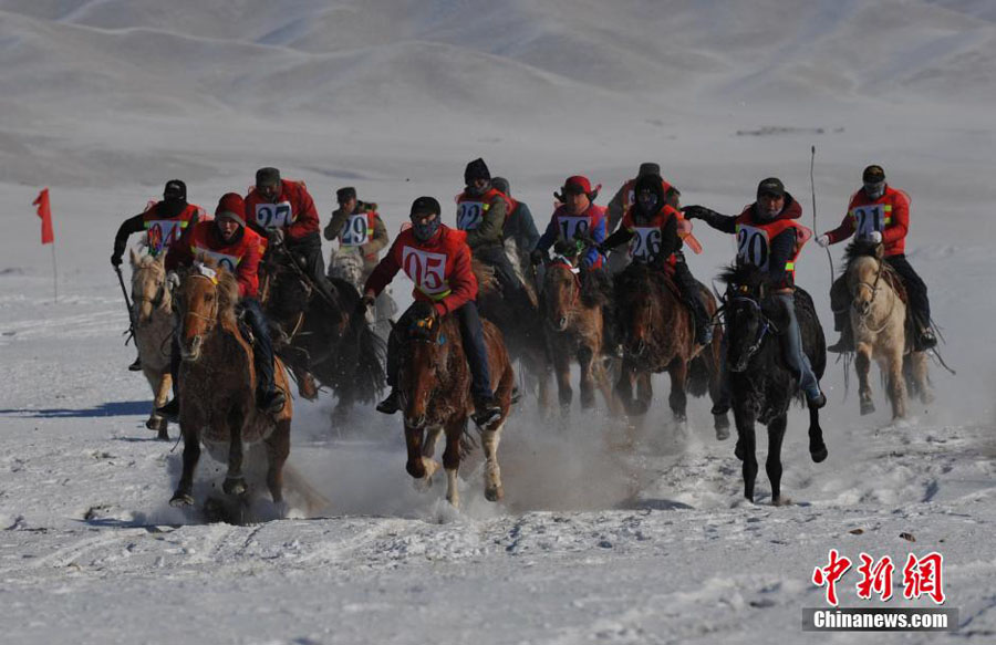 Фестиваль снега и льда в Синьцзяне привлек многочисленных туристов (2)