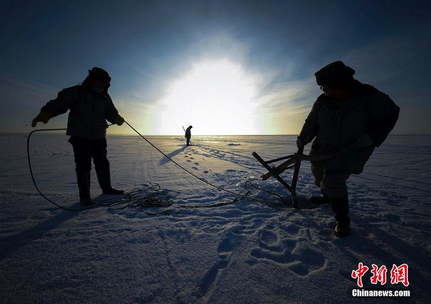 Зимняя рыбалка на озере Улунгур в Синьцзяне