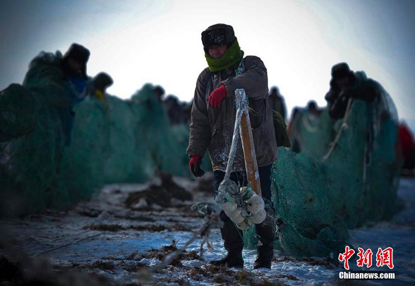 Зимняя рыбалка на озере Улунгур в Синьцзяне (6)