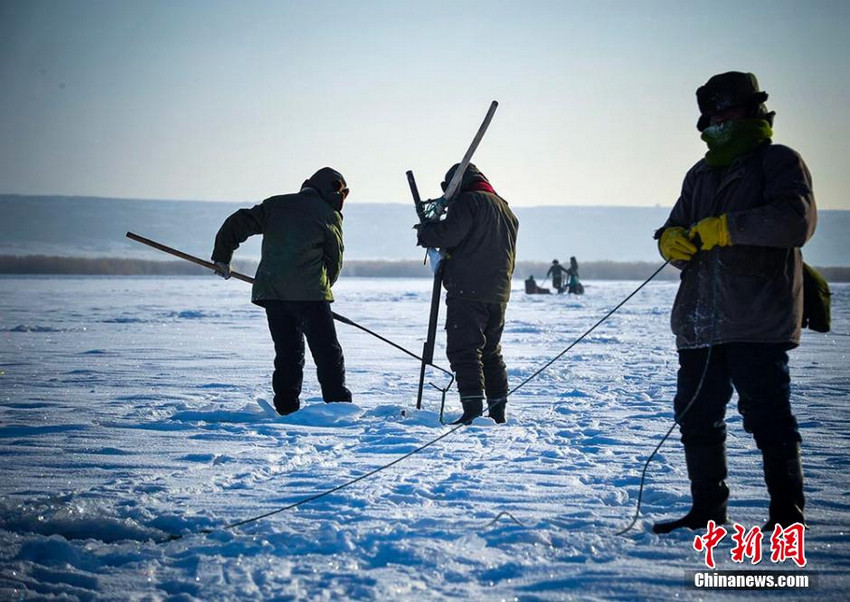 Зимняя рыбалка на озере Улунгур в Синьцзяне (3)