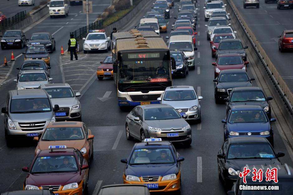 В преддверии праздника Весны транспортная ситуация в Пекине по-прежнему остается напряженной (2)