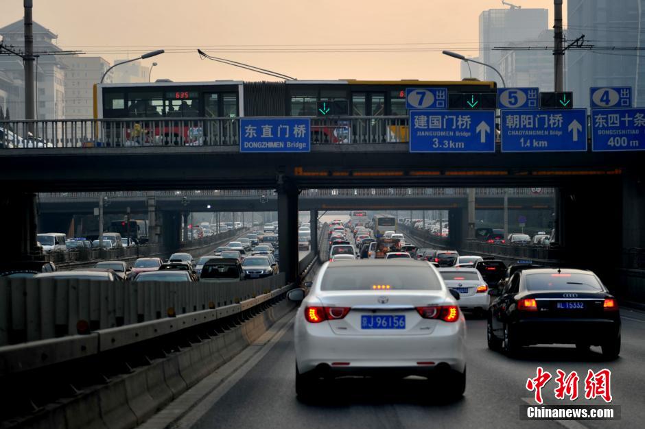 В преддверии праздника Весны транспортная ситуация в Пекине по-прежнему остается напряженной  (5)