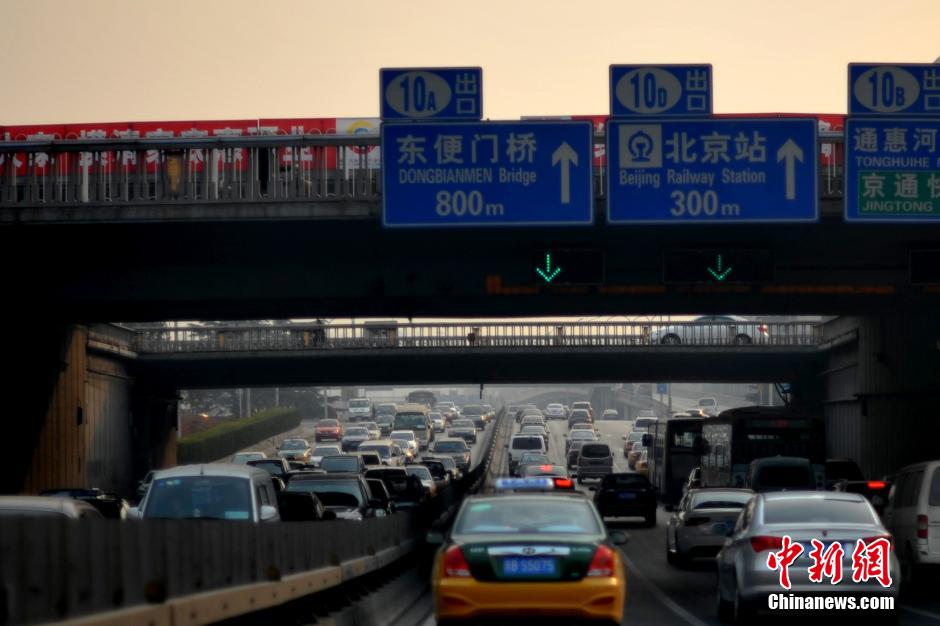 В преддверии праздника Весны транспортная ситуация в Пекине по-прежнему остается напряженной (4)