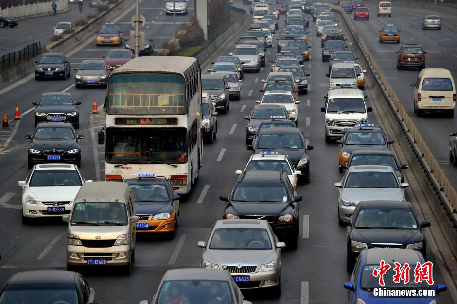 В преддверии праздника Весны транспортная ситуация в Пекине по-прежнему остается напряженной (3)
