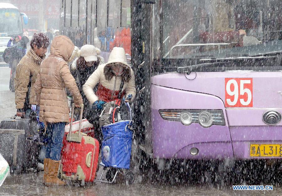 Снегопады затрудняют перевозку пассажиров, возвращающихся на работу в городах после празднования Чуньцзе