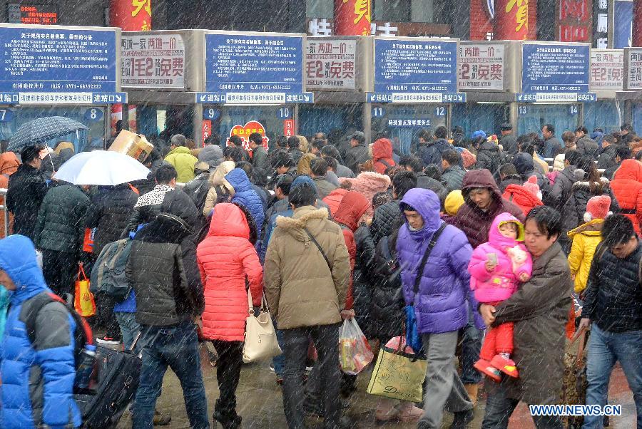 Снегопады затрудняют перевозку пассажиров, возвращающихся на работу в городах после празднования Чуньцзе (2)
