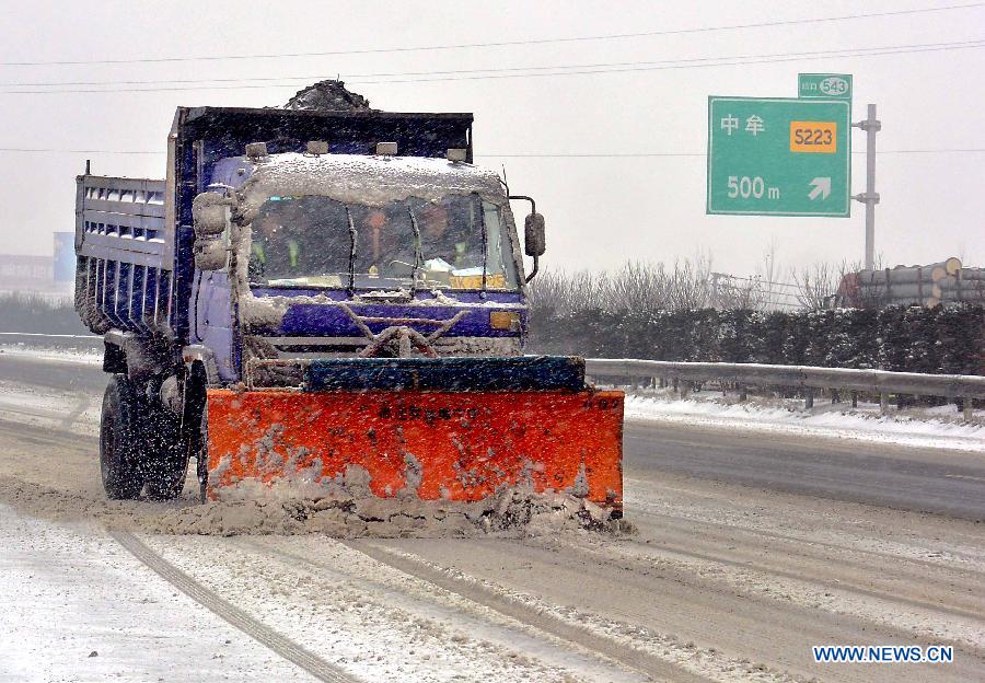 На большинстве затронутых снегопадами скоростных автомагистралей Китая восстановлено движение