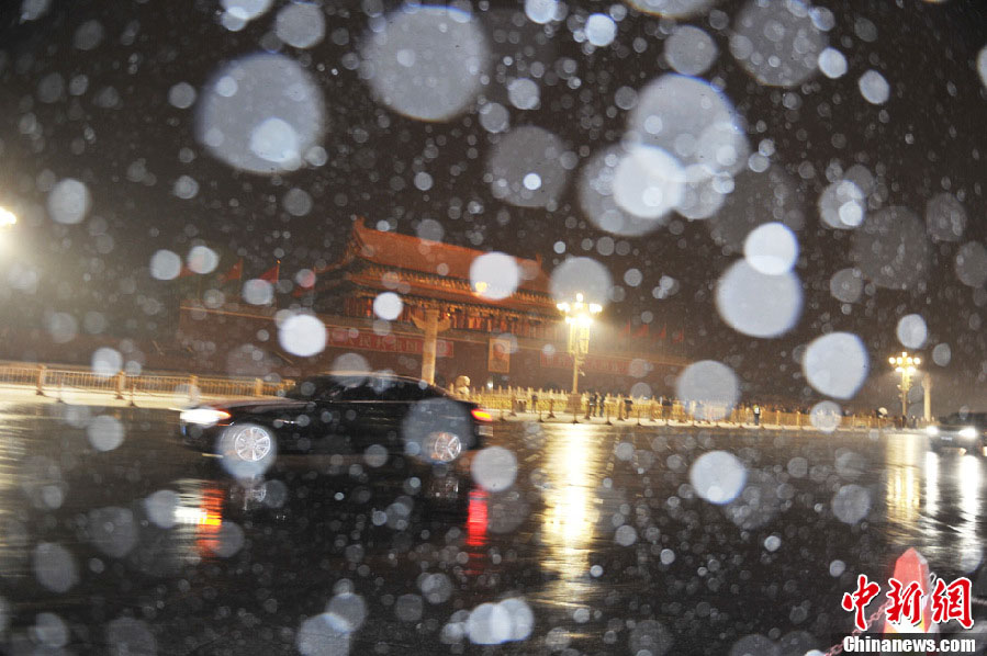 Первый рабочий день после новогодних «каникул» Пекин встретил первым снегом в этом зимнем сезоне (9)