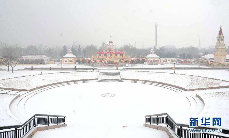 Первый рабочий день после новогодних «каникул» Пекин встретил первым снегом в этом зимнем сезоне (7)