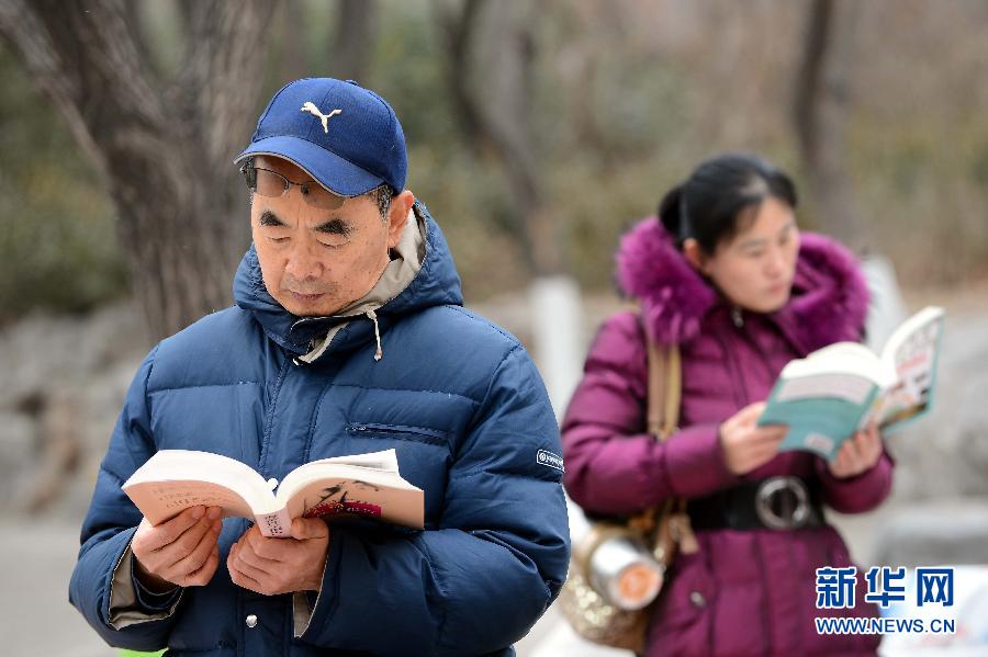 Несмотря на снежную погоду, немало жителей города Цзинань все же направляются на книжную ярмарку в храм Цяньфошань (гора Тысячи Будд).  