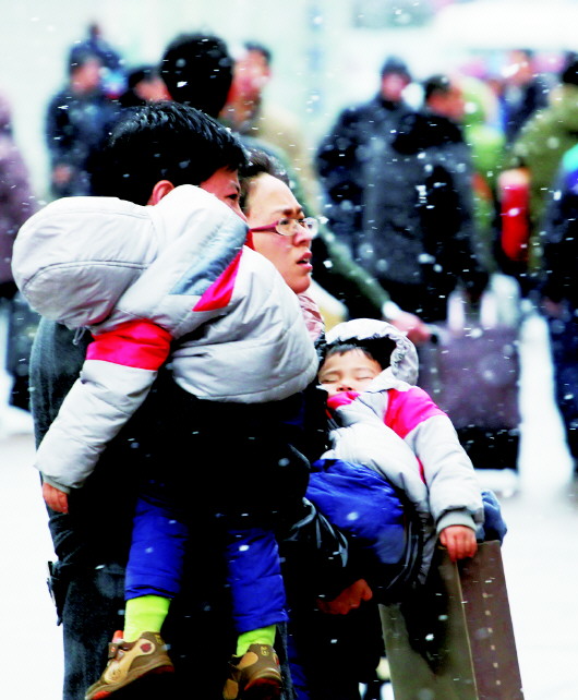 30 января из-за смога была закрыта станция по приему оплаты на высокоскоростной магистрали Хэхуалун города Цзюцзян провинции Цзянси. Водитель смотрит, началось ли движение машин. В последний день до Нового года смог накрыл многочисленные районы Китая. 