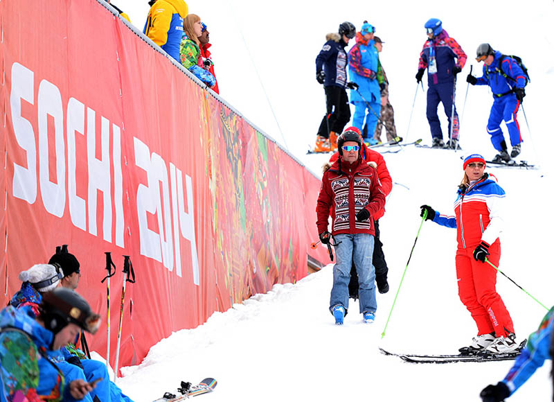 Медведев в Сочи посетил соревнования по биатлону и горным лыжам
