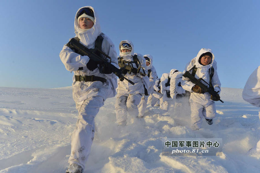 Кадры с тренировок первого женского отряда специального назначения в холодном регионе Китая (10)