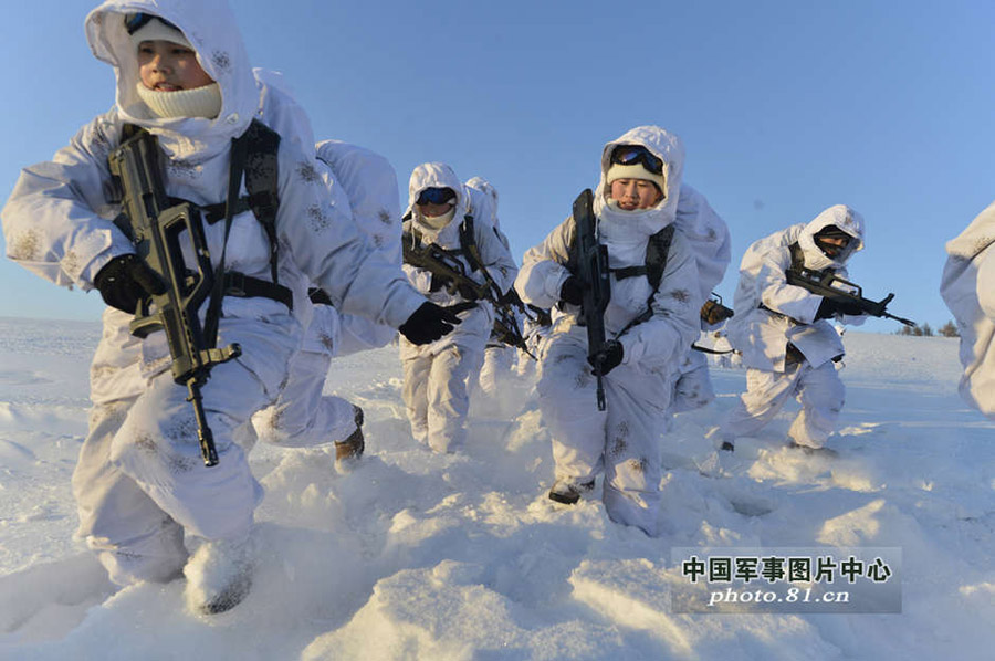 Кадры с тренировок первого женского отряда специального назначения в холодном регионе Китая (7)
