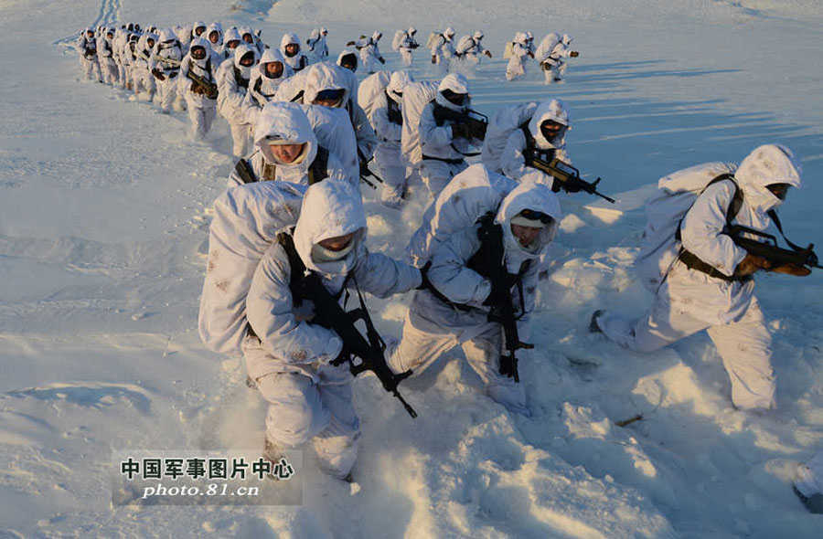 Кадры с тренировок первого женского отряда специального назначения в холодном регионе Китая (6)