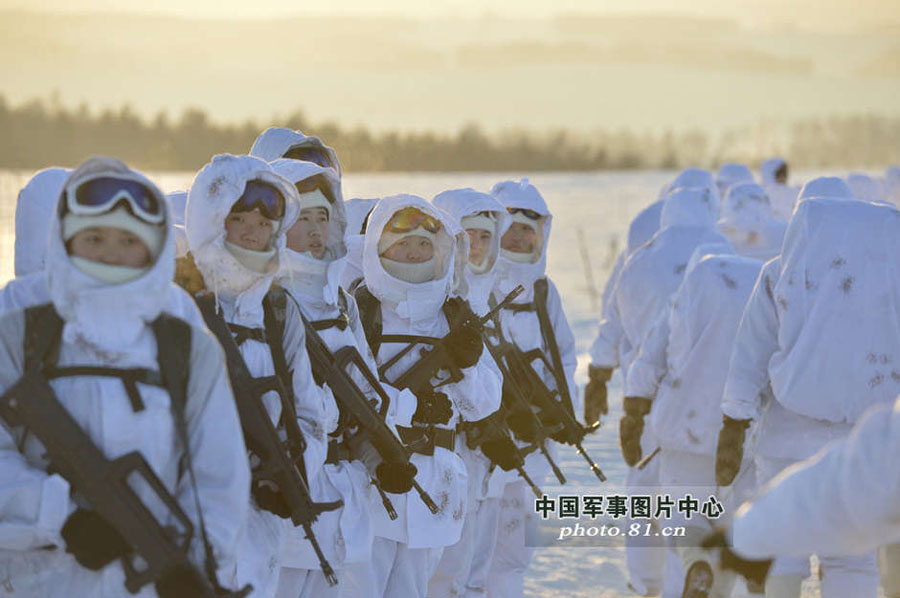 Кадры с тренировок первого женского отряда специального назначения в холодном регионе Китая (2)