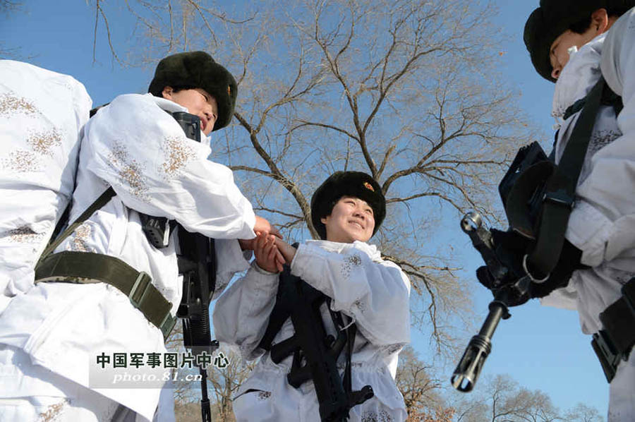 Кадры с тренировок первого женского отряда специального назначения в холодном регионе Китая (8)