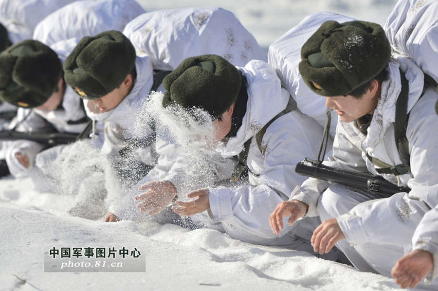Кадры с тренировок первого женского отряда специального назначения в холодном регионе Китая (9)