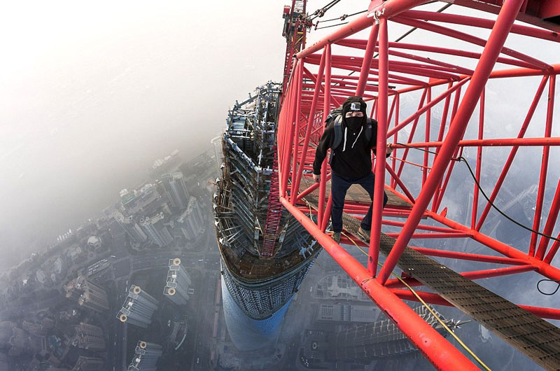Русские экстремалы забрались на 650-метровую Шанхайскую башню