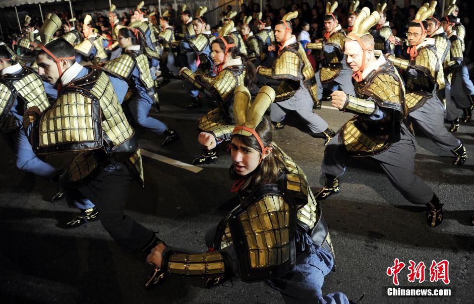 Местные жители исполняют роль «терракотовых воинов» на новогоднем параде.