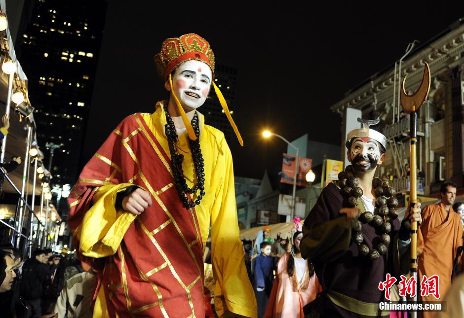 Жители Сан-Франциско приняли участие в новогоднем параде, одетые как персонажи «Путешествия на Запад» Сюаньцзан и монах Ша Сэн.