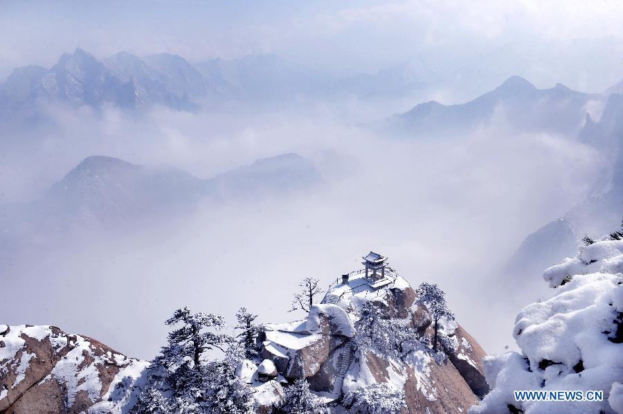 Прекрасивые снежные пейзажи гор Хуашань