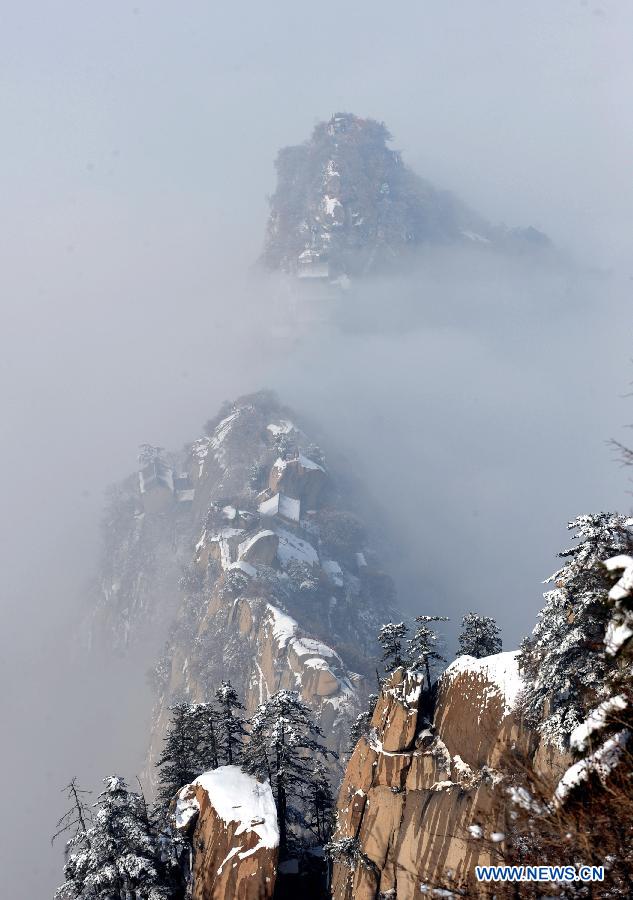 Прекрасивые снежные пейзажи гор Хуашань (4)