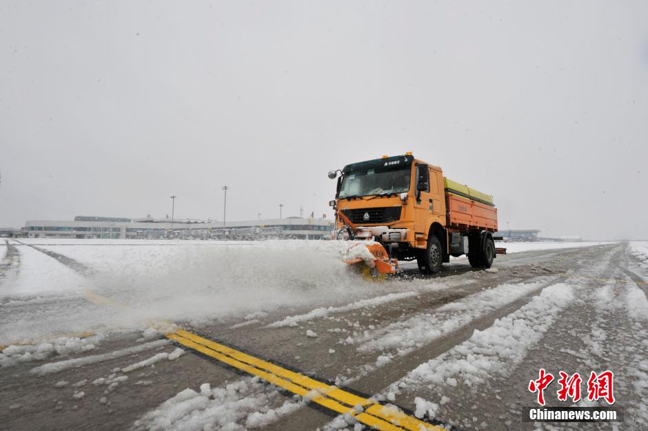 Аэропорт в Гуйян закрыт более 4 часов от сильного снега (2)