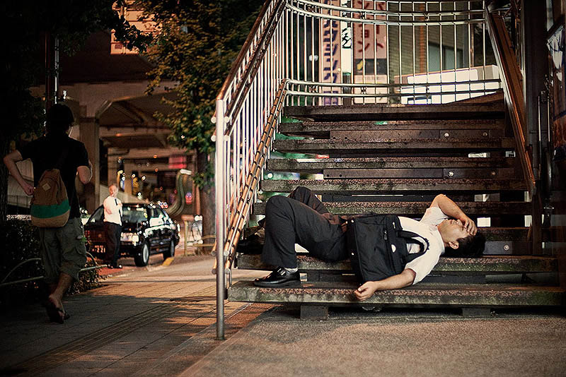 Фотографии утомительной жизни «сумасшедших токийских работников» (6)