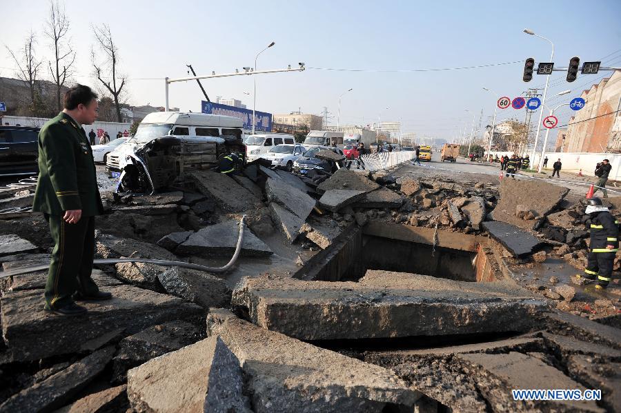 На дороге в городе Ухань произошел взрыв, 3 человека ранены (2)