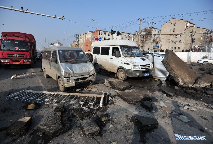 На дороге в городе Ухань произошел взрыв, 3 человека ранены (4)