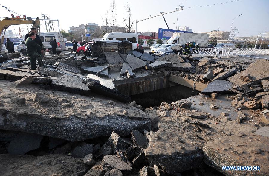 На дороге в городе Ухань произошел взрыв, 3 человека ранены