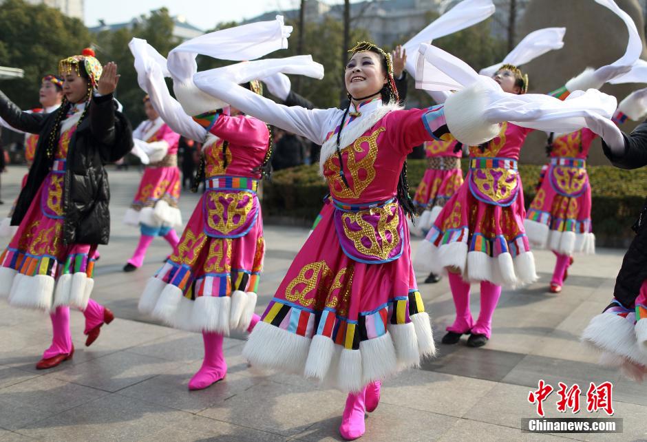 Пожилые женщины города Нанкин показали страсть в соревновании по народным танцам (3)