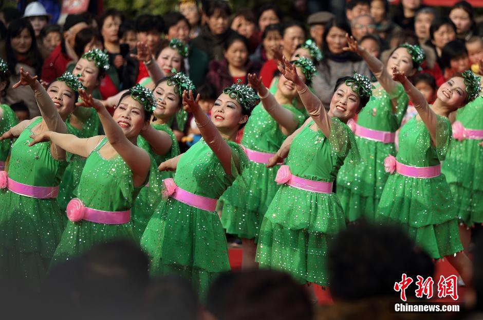 Пожилые женщины города Нанкин показали страсть в соревновании по народным танцам