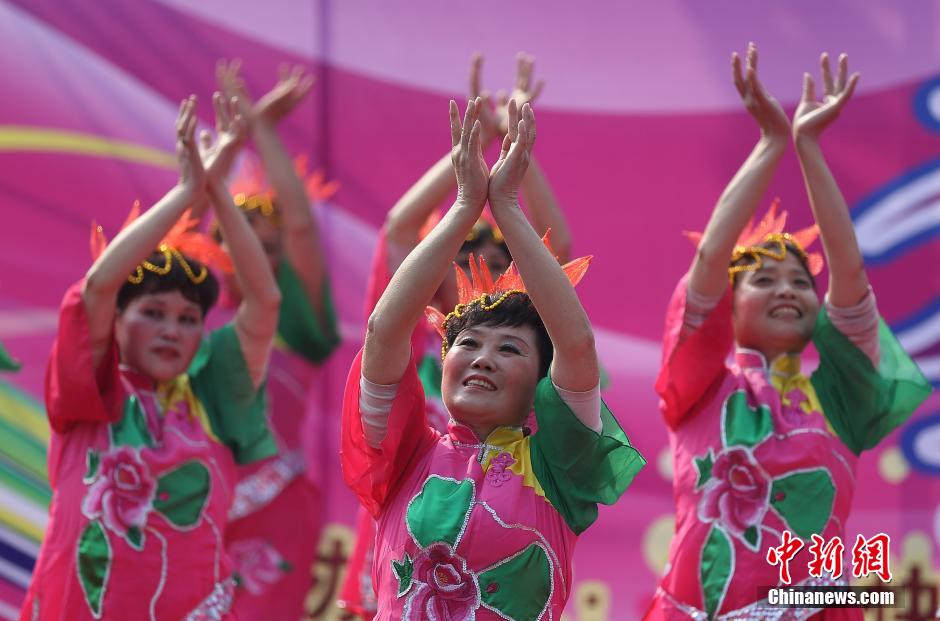 Пожилые женщины города Нанкин показали страсть в соревновании по народным танцам (2)