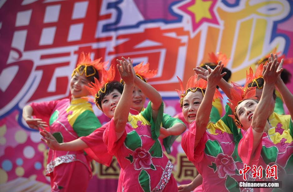 Пожилые женщины города Нанкин показали страсть в соревновании по народным танцам (5)