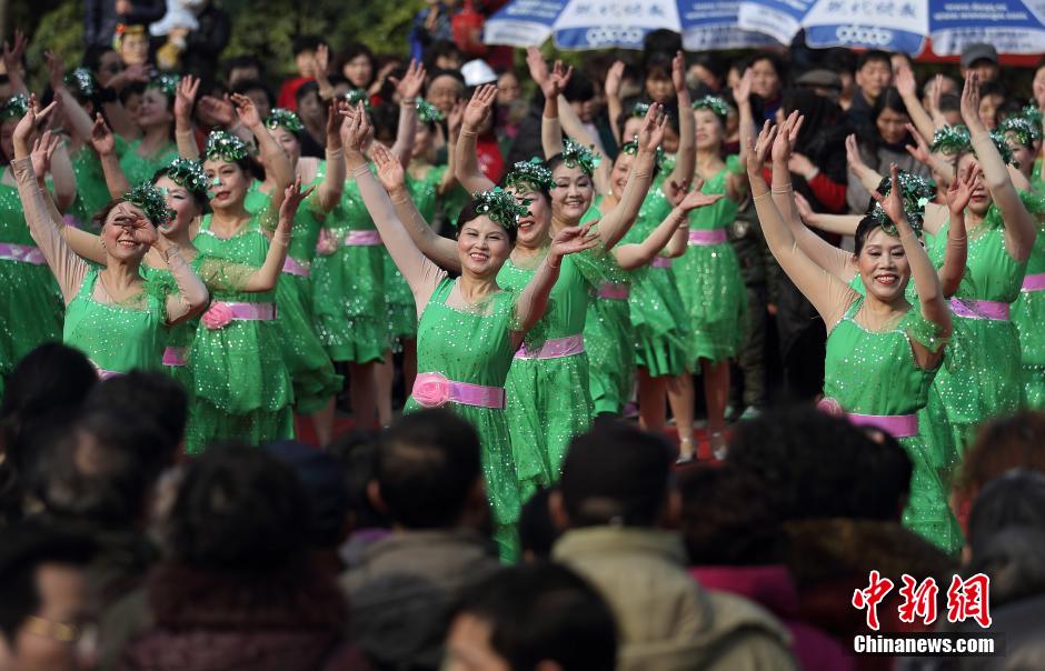 Пожилые женщины города Нанкин показали страсть в соревновании по народным танцам (4)