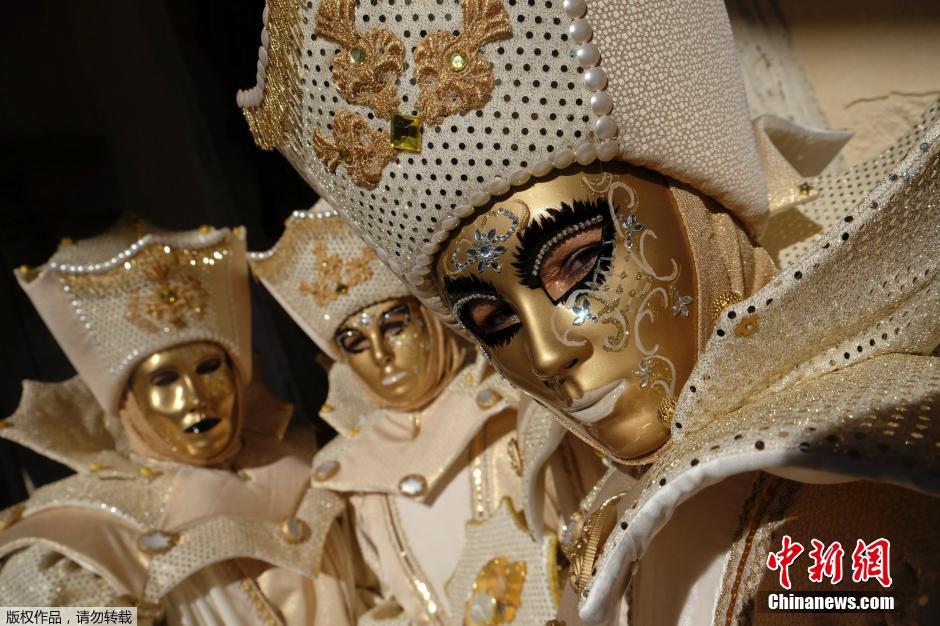 Карнавал в Венеции: Шоу масок на улице (3)