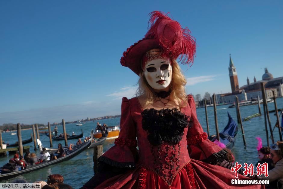 Карнавал в Венеции: Шоу масок на улице (5)