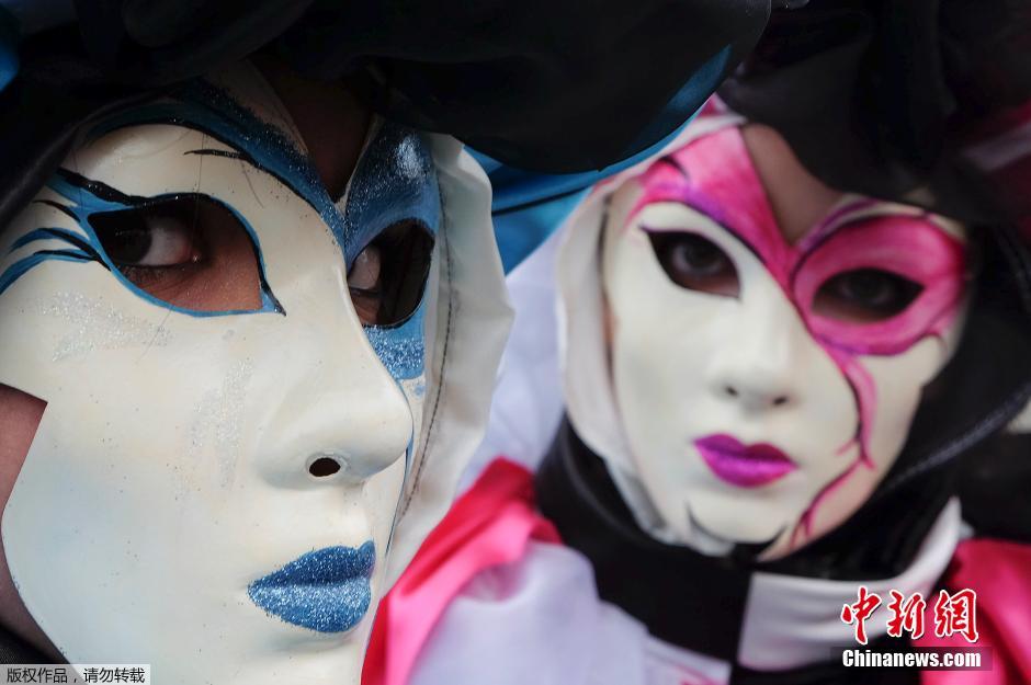 Карнавал в Венеции: Шоу масок на улице