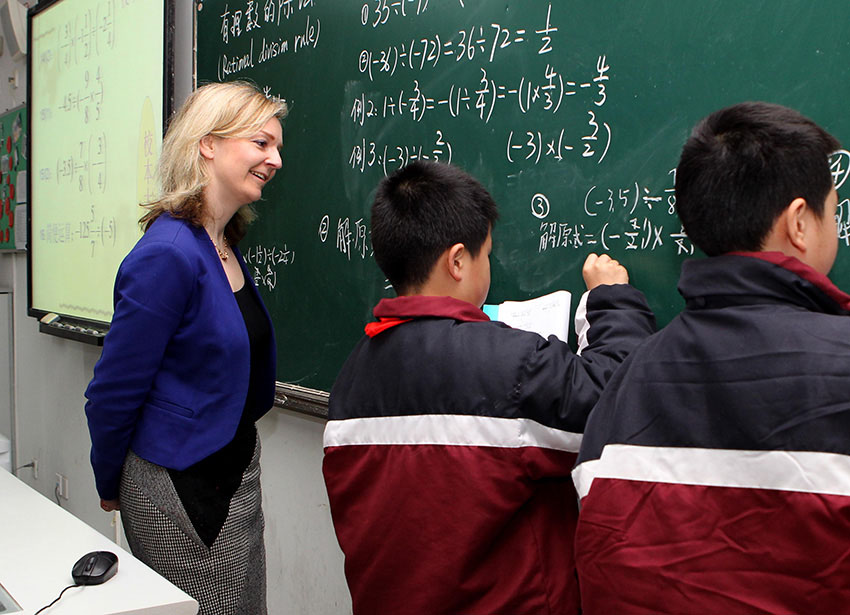 Британская делегация по образованию приехала в Шанхай для изучения китайских методов обучения школьников математике (4)