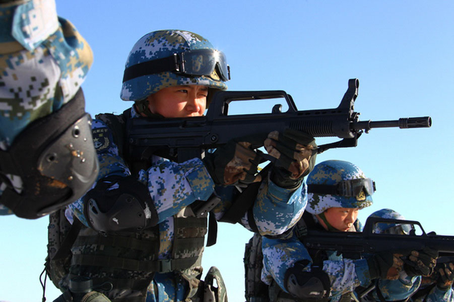 Женский пехотный отряд ВМФ НОАК тренировался в северной холодной части Китая
